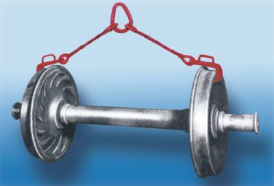 Aldon railroad wheel and axle sling for lifting railcar axle wheelset assembly
